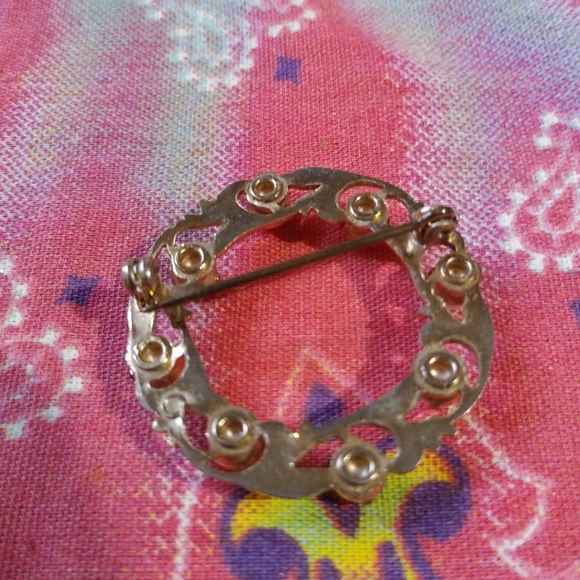 Simple Gold & Pearl Pin - Picture 3 of 4